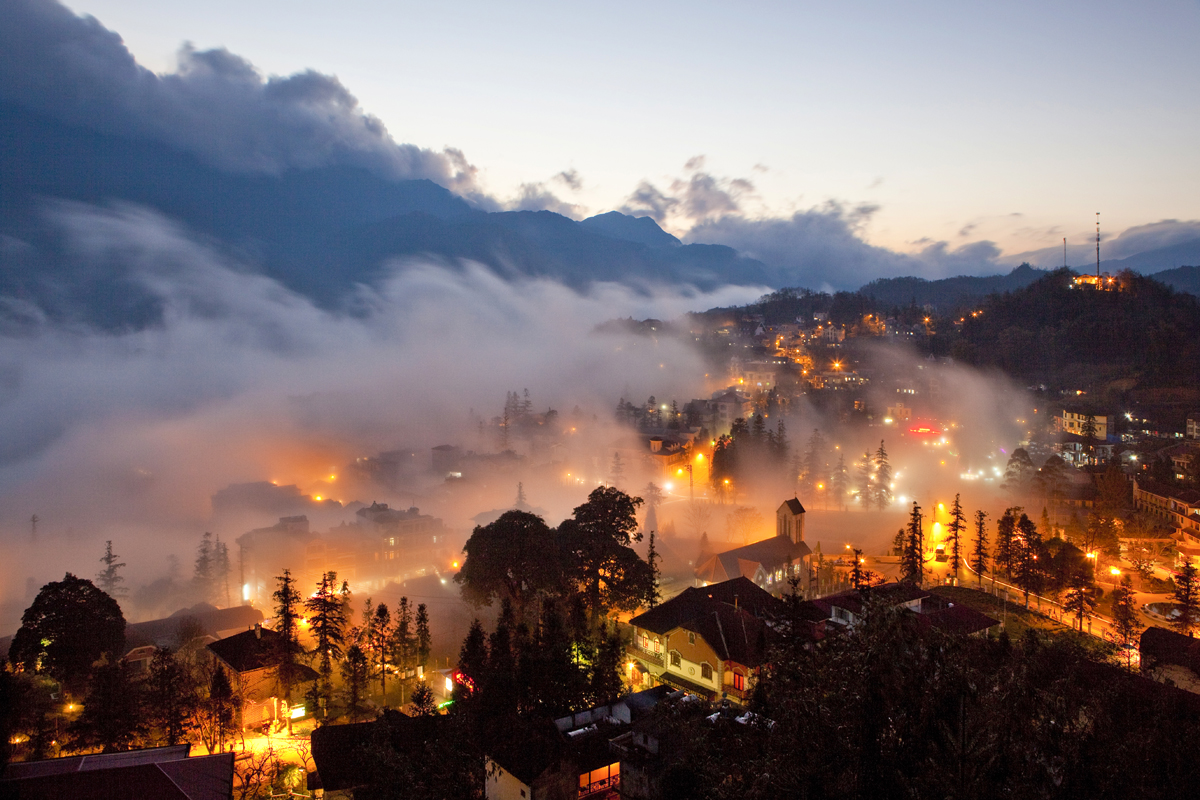 Description: Sa Pa lung linh trong đêm.